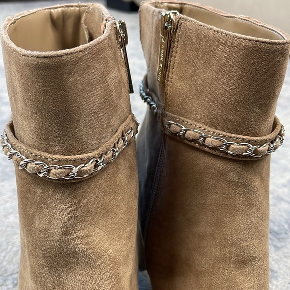 New Anne Klein Aksuri iflex Ankle Boots Heeled Chain Belt Accent Tan Sz 9 - Picture 3 of 12